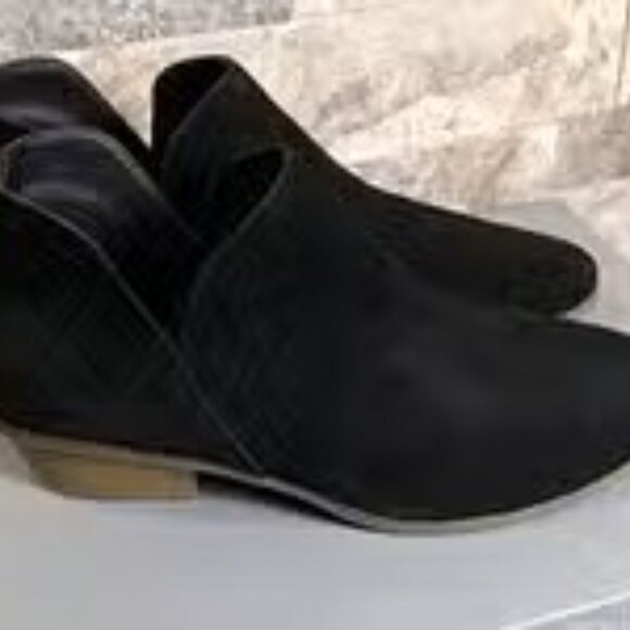 Kenneth Cole Ladies Ankle Boots - Picture 3 of 5